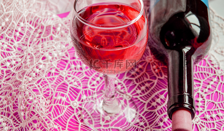 淡粉色效果 — 一杯酒和一瓶放