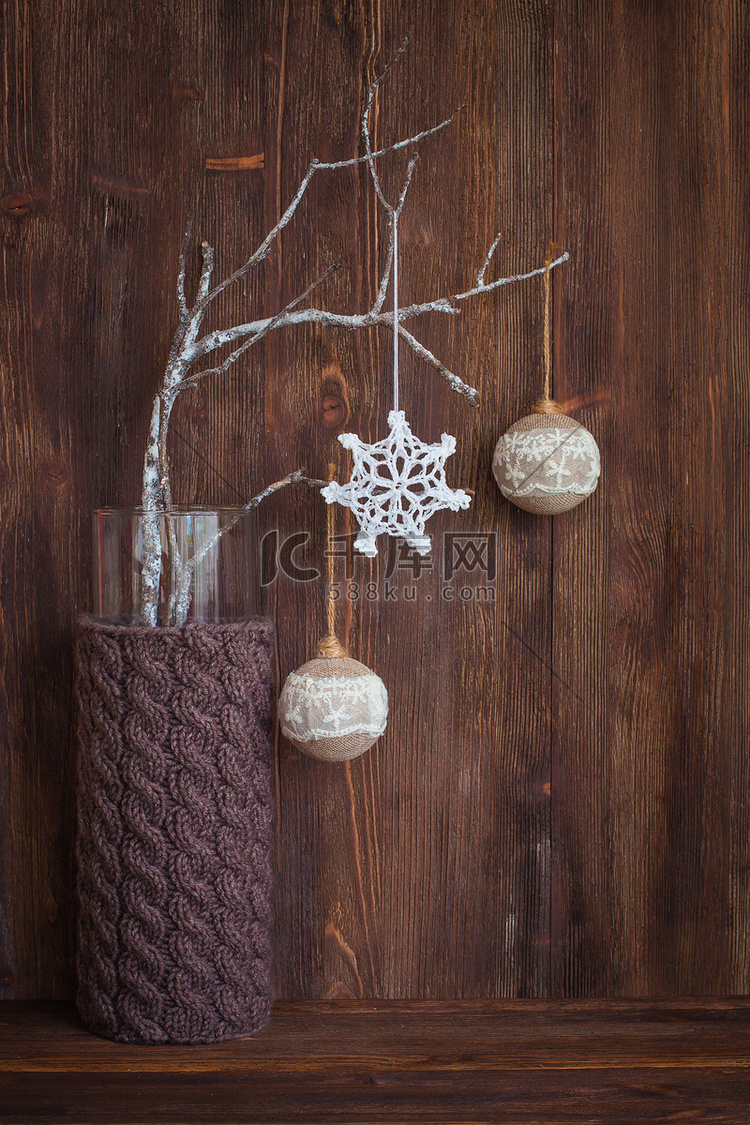 针织花瓶中装有老式圣诞玩具的树