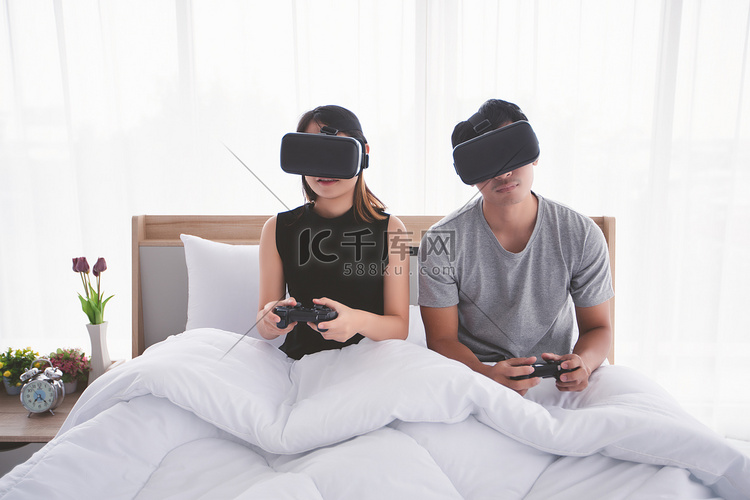 亚洲情侣在亚洲的卧室里玩电子游