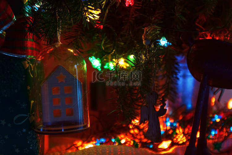 房子形状的树玩具，上面有星星和
