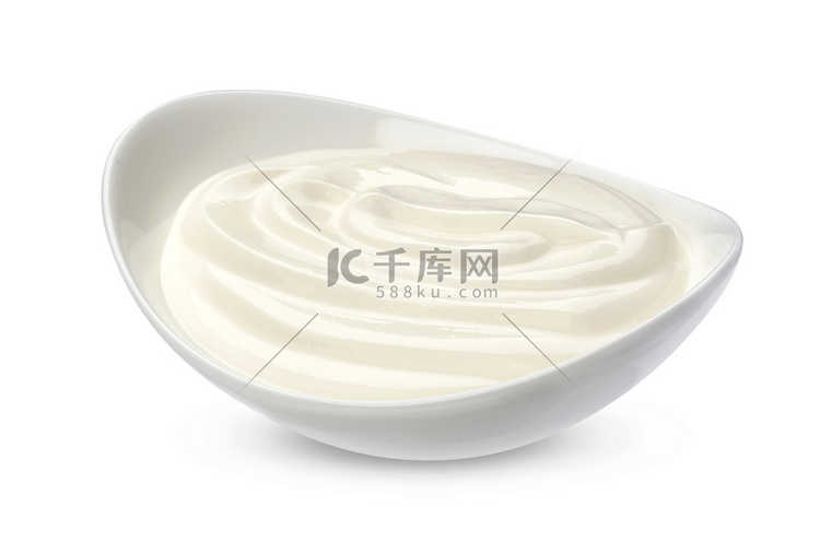 白色背景中分离的碗中的酸奶油