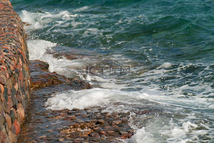 美丽清澈的绿松石海水面照片，石