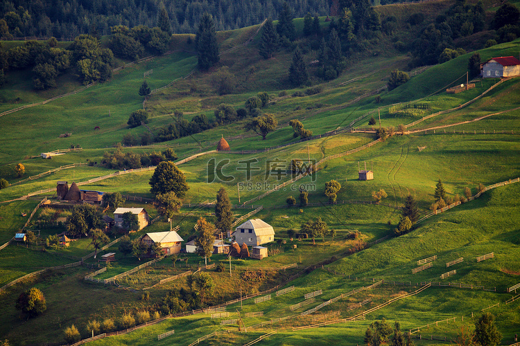 九月在山区的农村景象。