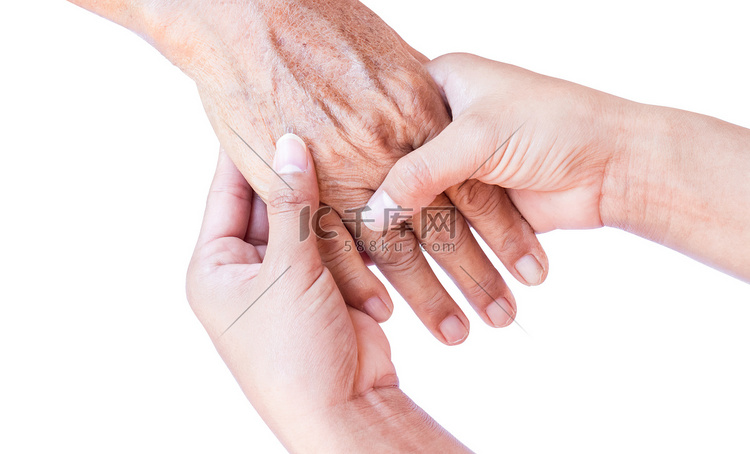 年轻女人的手牵着老女人的手在白