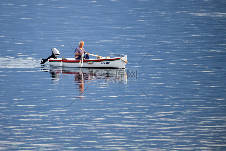 克罗地亚老传统渔民乘坐小木船清