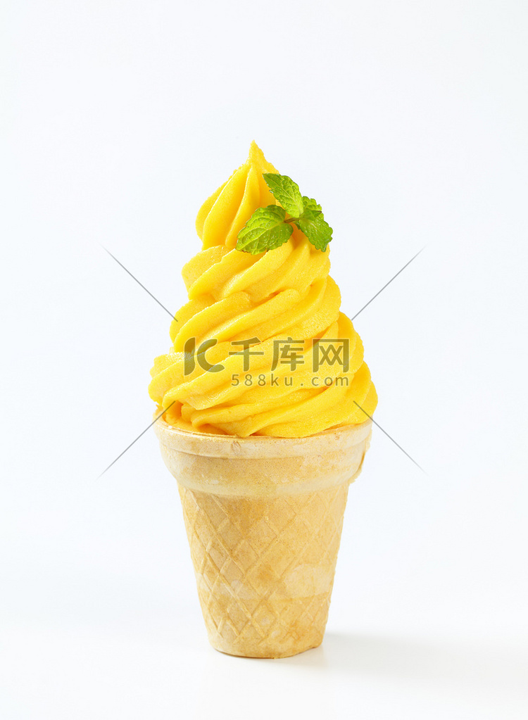 黄色冰淇淋甜筒