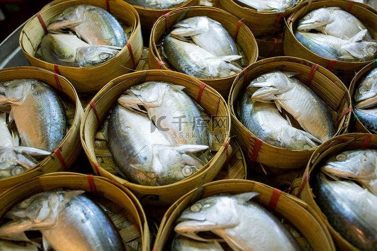 泰国街头市场的鲭鱼篮
