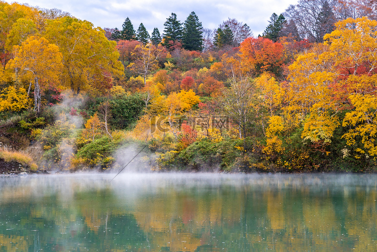 秋天的温泉青森湖日本