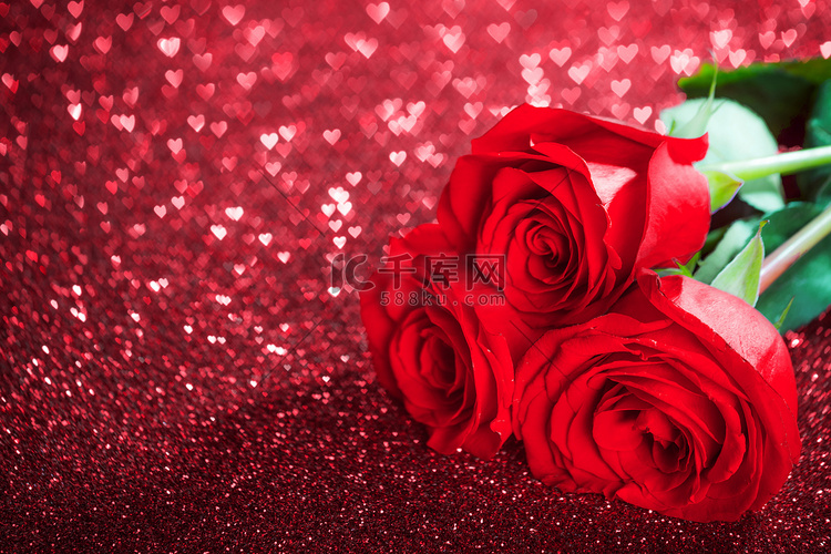 红玫瑰花和闪闪发光的心