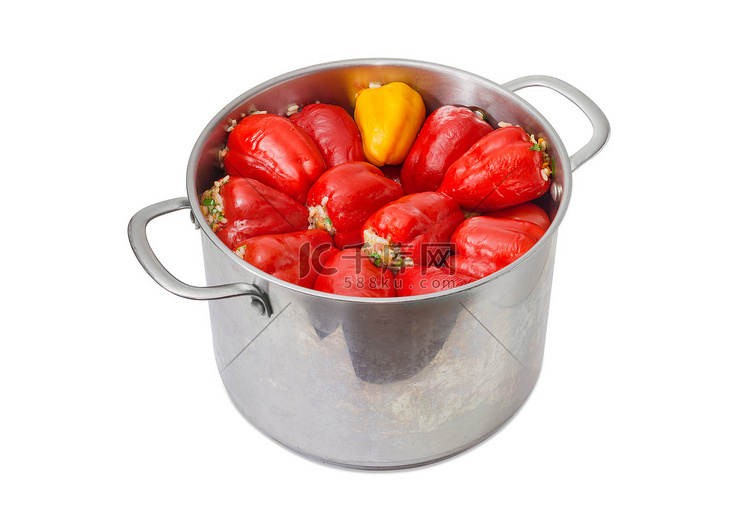 不锈钢炖锅中的酿甜椒