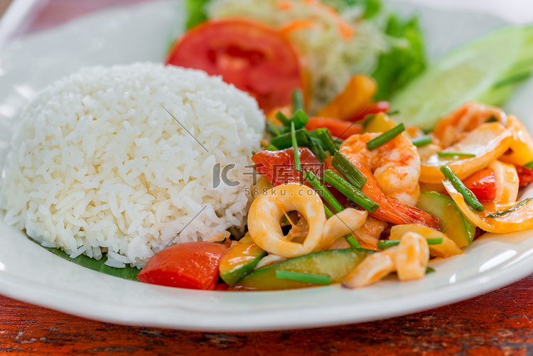 菜配亚洲米饭菜和甜虾配蔬菜