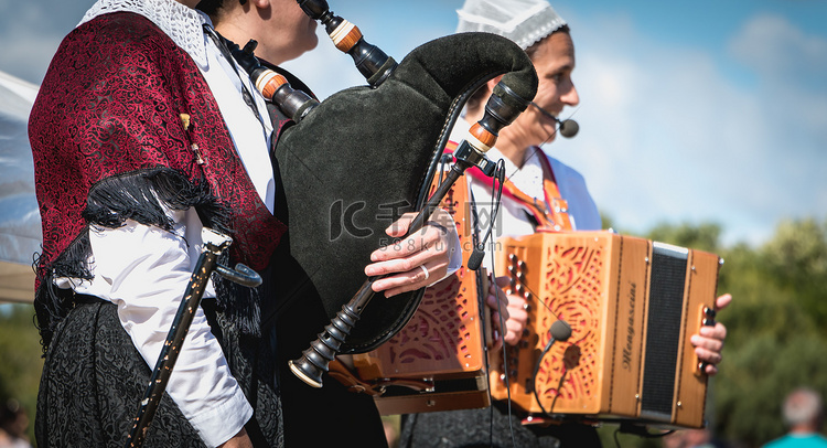 传统民间舞蹈中的手风琴手和风笛