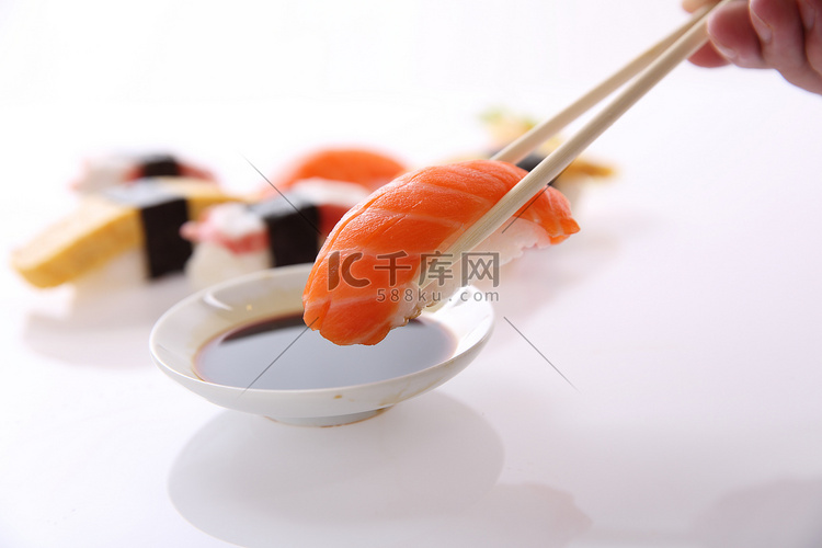 三文鱼寿司日本食品隔离在白色背