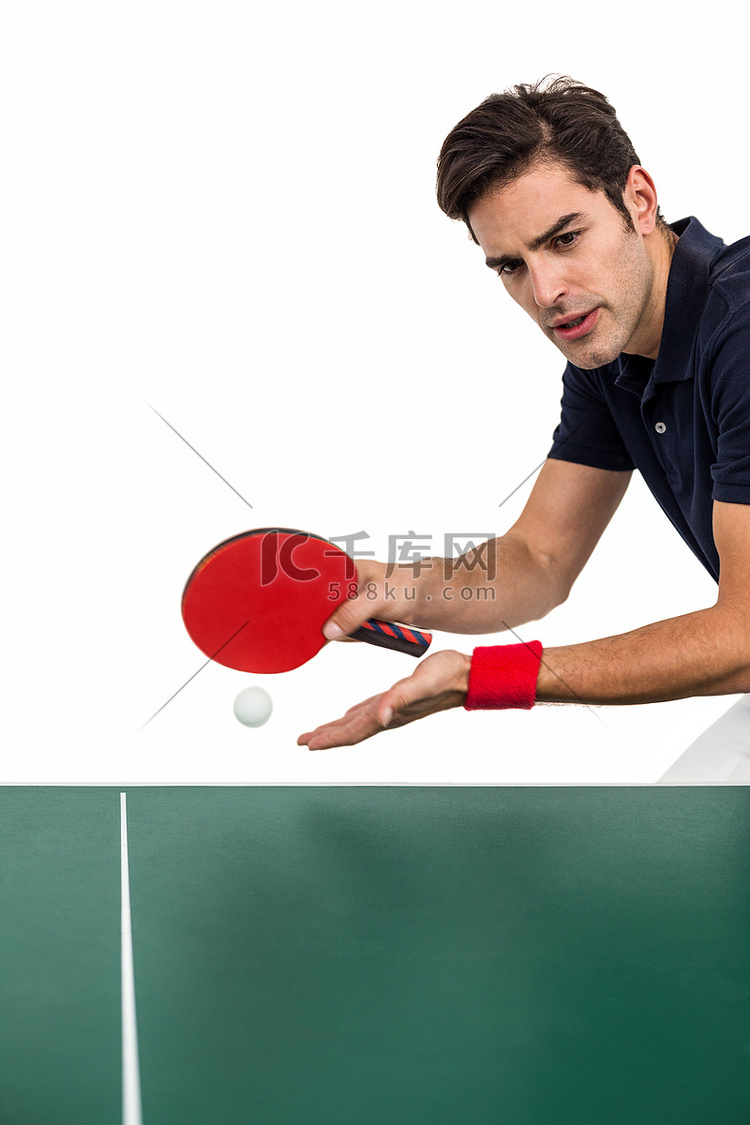 自信的男运动员打乒乓球
