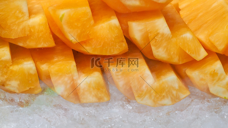 在碎冰上切片的橙色或黄色菠萝。