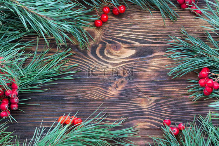 圣诞时令木制背景，有松枝、红柏