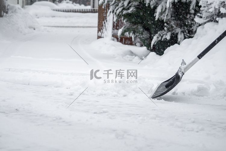 雪是在下雪的时候落下的