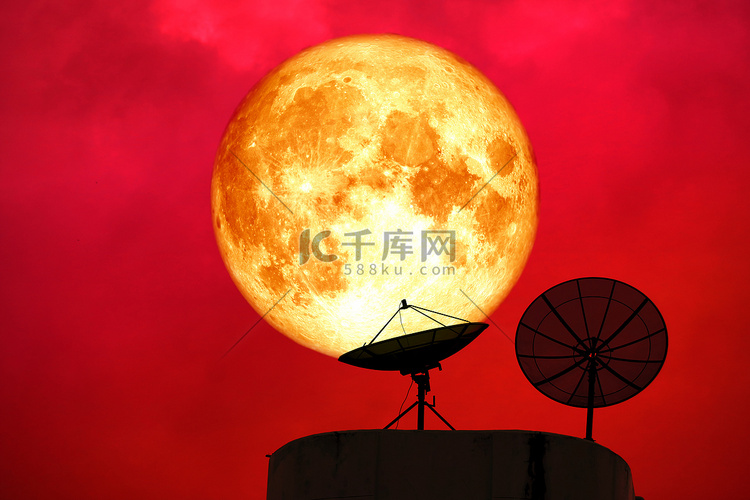 超级血月背影卫星盘夜红云