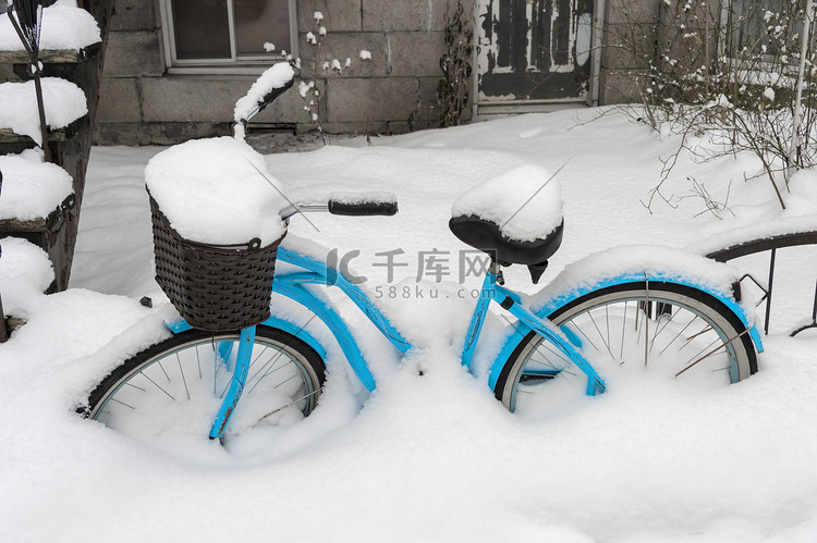 蒙特利尔暴风雪过后，蓝色自行车