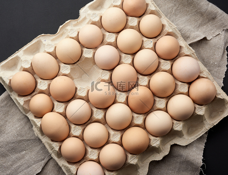 纸盘中的整圆生棕色自制鸡蛋
