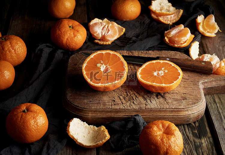 成熟的圆橘子，用老式的切法切成
