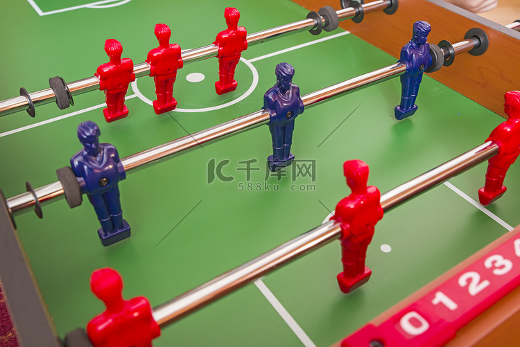 在足球比赛桌上安装小雕像线