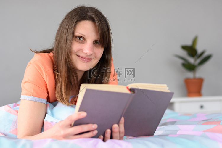 女孩看书，微笑着看着画框