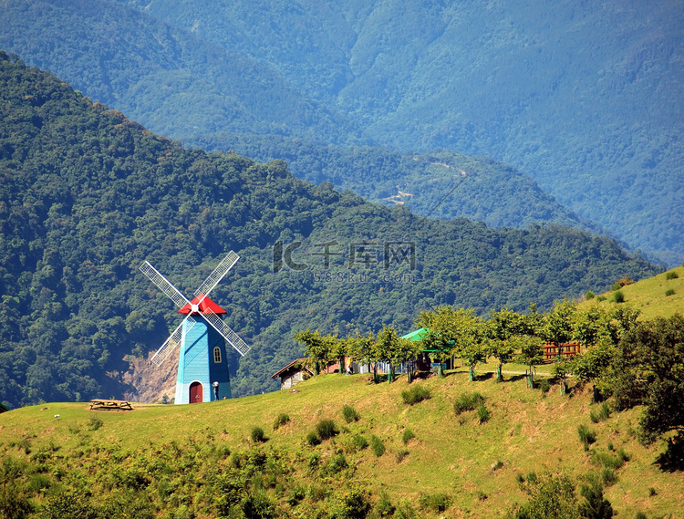 高山风景与风车