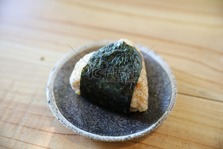 在木头背景的 Onigiri 