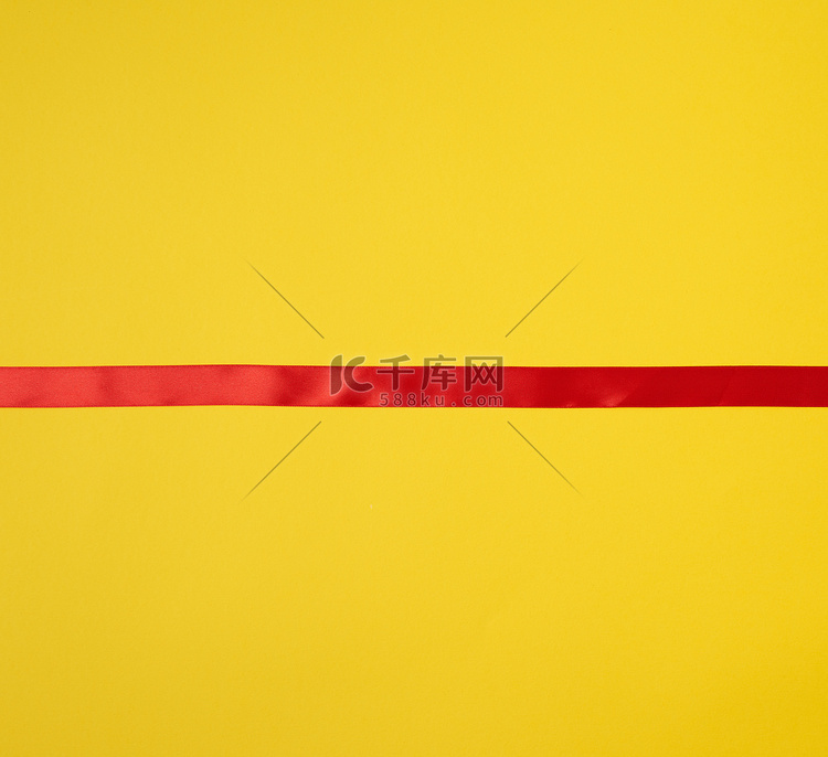 黄色背景上的红色丝带，喜庆的背