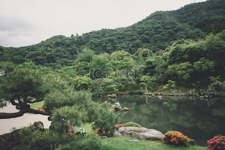 具有湖片复古风格的日本庭园