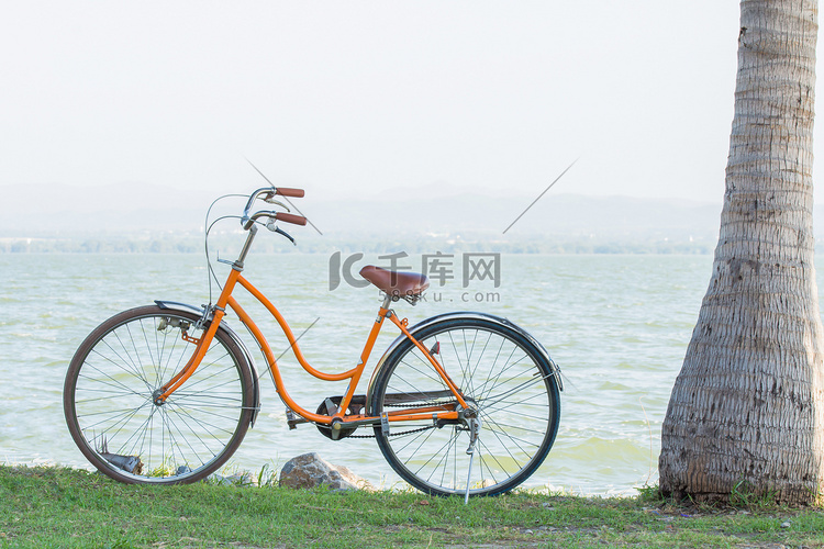以山海为背景的橙色自行车