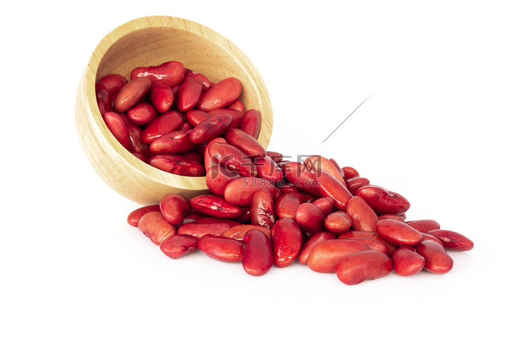 白色背景中突显的木碗中的红芸豆