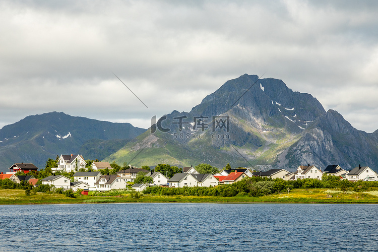 湖边的挪威房屋和小屋，湖边有山
