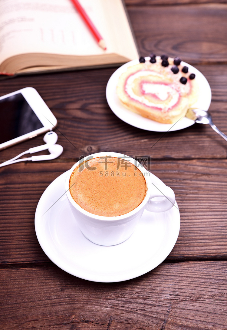 棕色桌子上的咖啡和手机