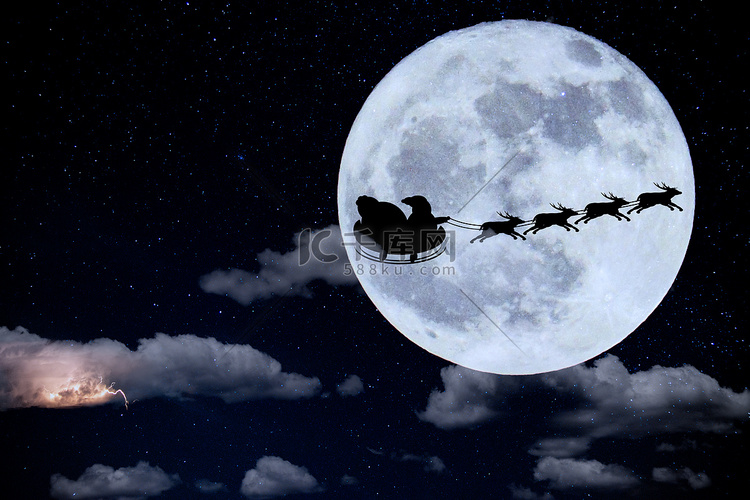 圣诞老人在月亮的背景下去拉雪橇