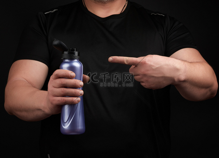 有肌肉的成年男性运动员拿着塑料