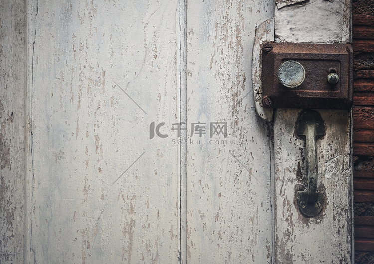 在木古色古香的门的老生锈的门锁