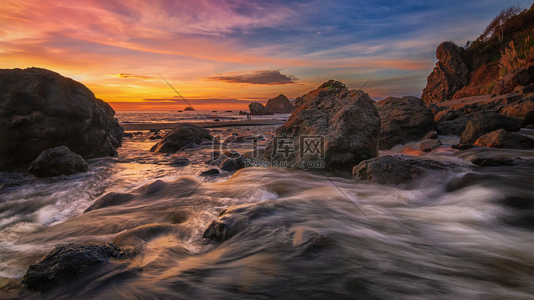 在岩石海滩的日落，北加利福尼亚