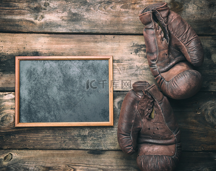 棕色木框和非常旧的皮革拳击手套
