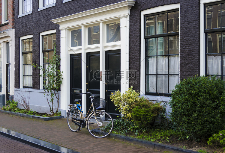 有外面自行车的荷兰房子