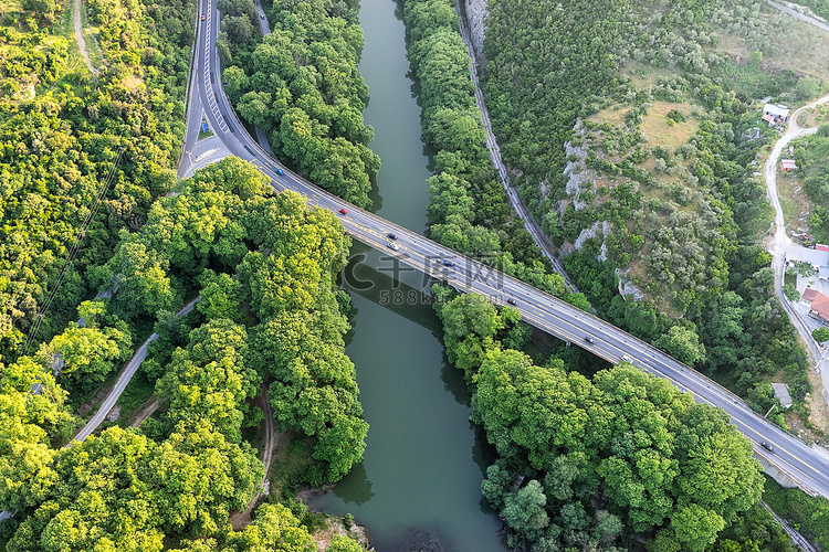 从空中俯瞰皮尼奥斯河上的桥梁和