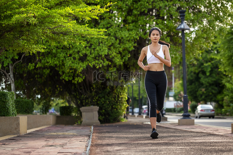 美丽的女人慢跑在城市户外生活健