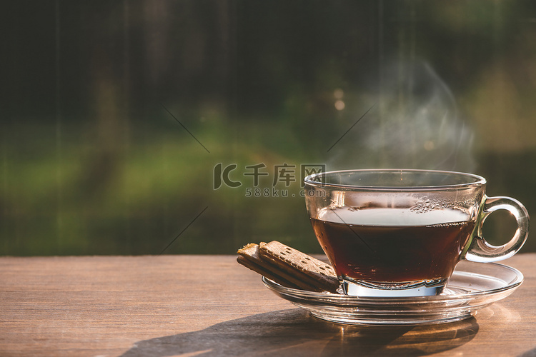 窗内桌子上的一杯咖啡，早晨在阳