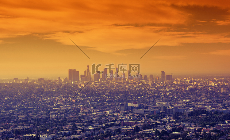 洛杉矶市中心的日出。