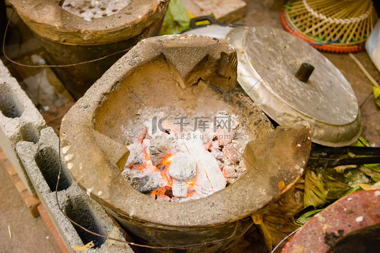 传统烹调的老黏土火炉在泰国