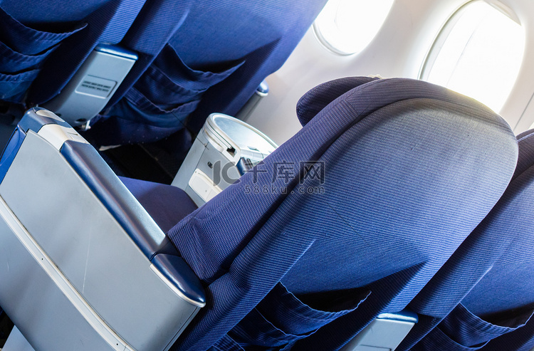 机舱内空荡荡的旧飞机座椅，有选
