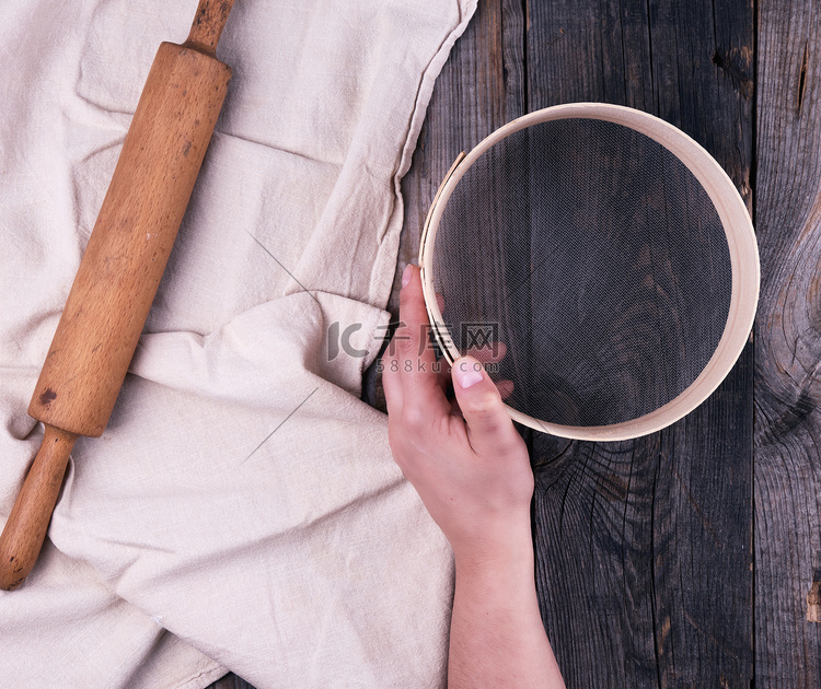 纺织餐巾和圆筛上的旧木滚针