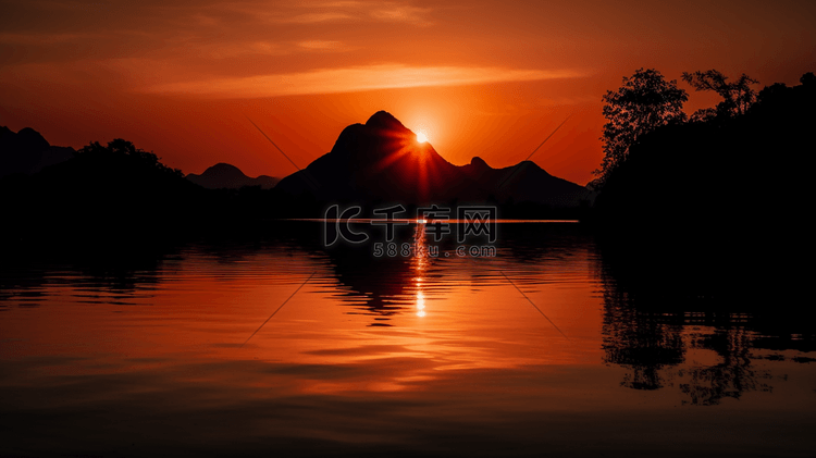 日落时分水体旁的山体轮廓