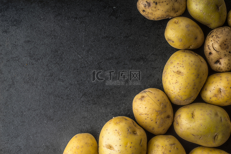 黑石桌顶视图上的生土豆